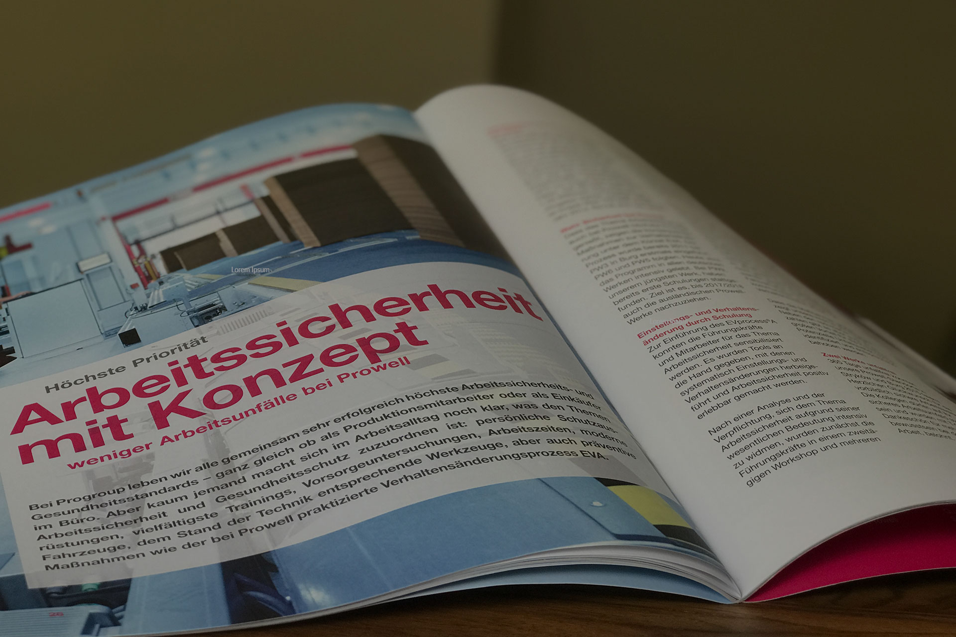 Aufgeschlagenes Mitarbeitermagazin als Beispiel für Corporate Branding und Storytelling in der internen Kommunikation