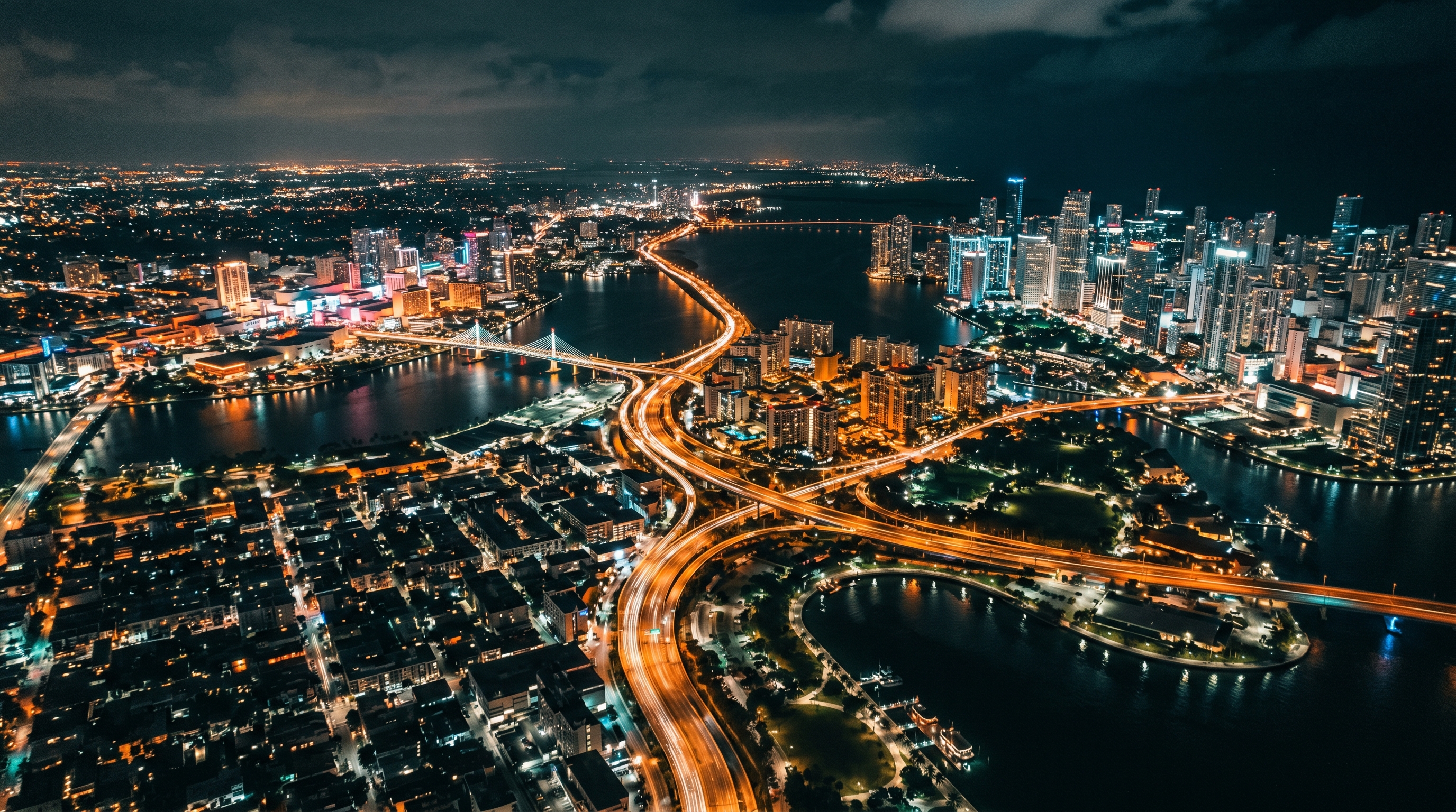 Stadtpanorama bei Nacht, Metapher für vernetzte Systeme und Zonen im Omnichannel-Prozess